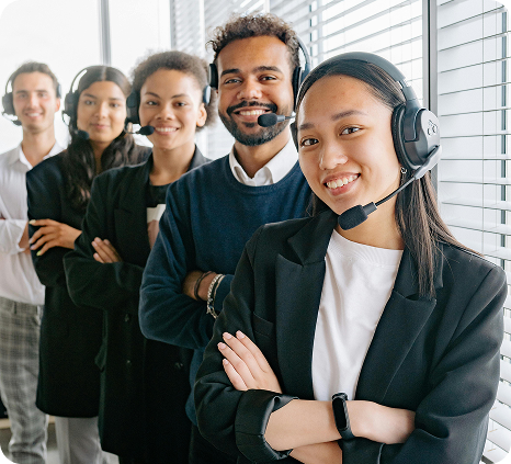 Equipe de intérpretes de conferência prontos para oferecer serviços de tradução simultânea e consecutiva em eventos corporativos e acadêmicos.